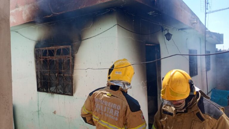 Mulher morre após incêndio atingir residência em Lavras - Foto: Divulgação/CBMMG