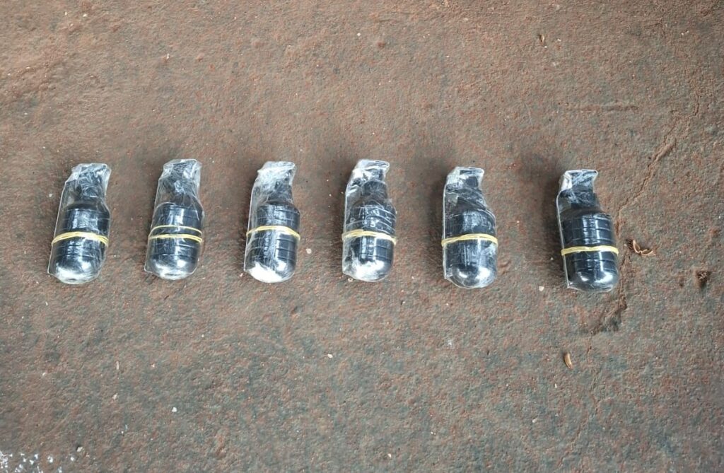 Grupo é preso com granadas e arma de fogo em operação em Betim Grupo é preso com granadas e arma de fogo em operação em Betim - Foto: Divulgação/PMMG