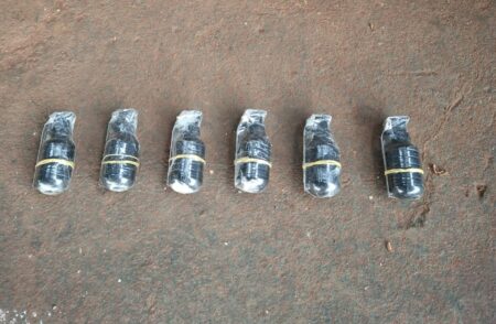 Grupo é preso com granadas e arma de fogo em operação em Betim - Foto: Divulgação/PMMG