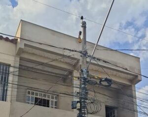 Homem morre eletrocutado ao encostar em fio de alta tensão em Ribeirão das Neves Homem morre eletrocutado ao encostar em fio de alta tensão em Ribeirão das Neves - Foto: Divulgação/CBMMG