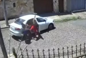 Homem é morto com golpes de faca e a tiros no bairro Rio Branco, em BH Homem é morto com golpes de faca e a tiros no bairro Rio Branco, em BH - Foto: Reprodução/Câmera de segurança