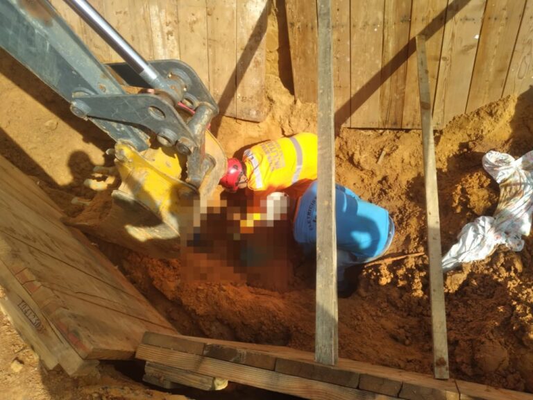 Homem morre soterrado soterrado enquanto trabalhava em rede de esgoto de Arinos Homem morre soterrado soterrado enquanto trabalhava em rede de esgoto de Arinos - Foto: Divulgação/CBMMG