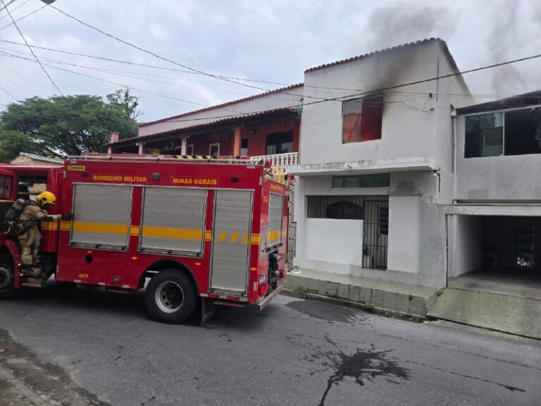 Homem agride esposa, ataca sogro e incendeia casa em BH - Foto: Divulgação/CBMMG