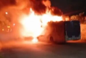 Ônibus é incendio por criminosos no bairro Nova York, em BH Ônibus é incendio por criminosos no bairro Nova York, em BH - Foto: Reprodução/Redes Sociais