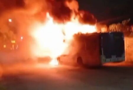 Ônibus é incendio por criminosos no bairro Nova York, em BH Ônibus é incendio por criminosos no bairro Nova York, em BH - Foto: Reprodução/Redes Sociais