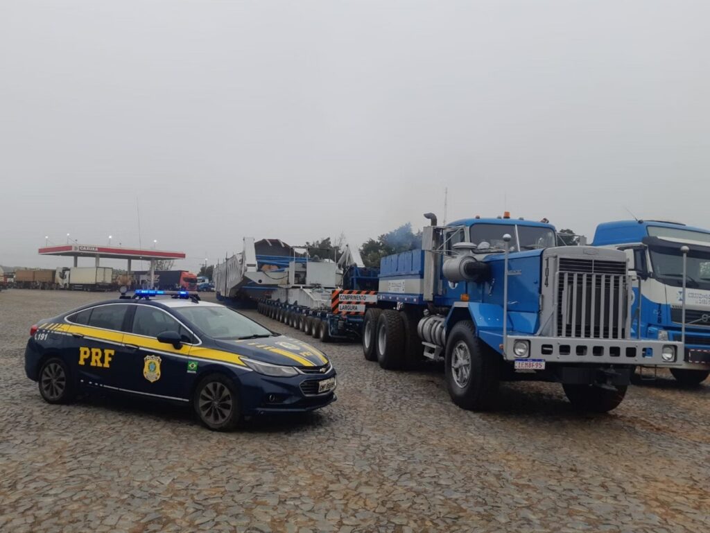 Megacarreta de 850 toneladas bloqueia BR-262 durante transporte especial em MG - Foto: Divulgação/PRF-MG