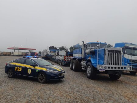 Megacarreta de 850 toneladas bloqueia BR-262 durante transporte especial em MG Megacarreta de 850 toneladas bloqueia BR-262 durante transporte especial em MG - Foto: Divulgação/PRF-MG