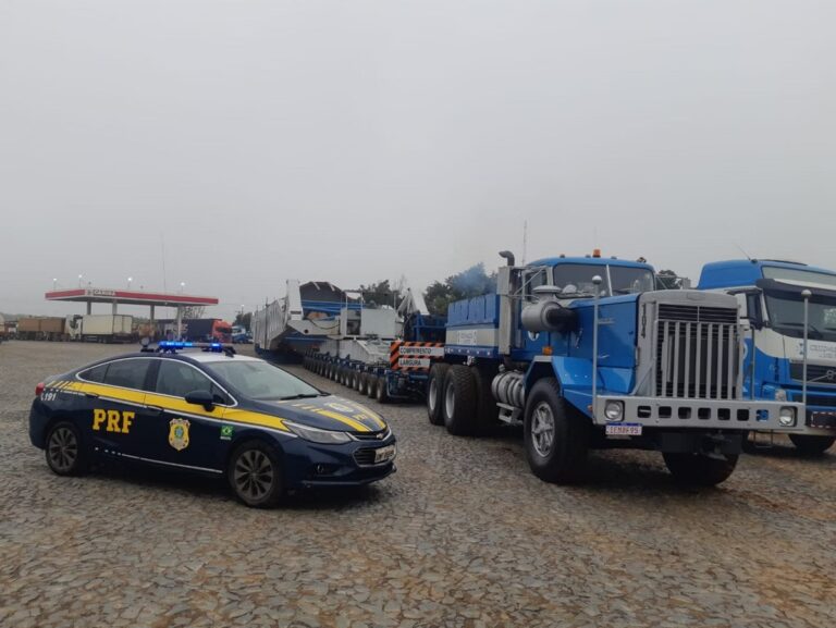 Megacarreta de 850 toneladas bloqueia BR-262 durante transporte especial em MG - Foto: Divulgação/PRF-MG