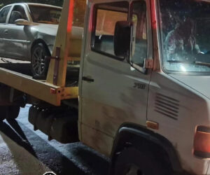 Menino de 10 anos pega carro do pai, fura blitz e é perseguido pela PM em MG Menino de 10 anos pega carro do pai, fura blitz e é perseguido pela PM em Minas - Foto: Reprodução