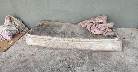 Morador de rua morre após ser espancado em briga por colchão em BH - Foto: Divulgação/PMMG