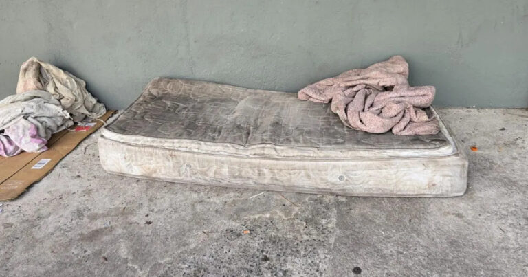 Morador de rua morre após ser espancado em briga por colchão em BH - Foto: Divulgação/PMMG