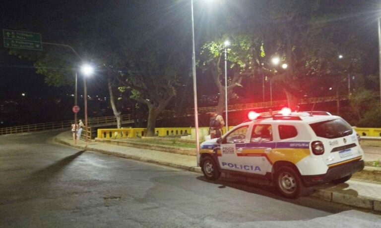 Morador de rua é preso após agredir funcionária e chutar PM em Ponte Nova Morador de rua é preso após agredir funcionária e chutar PM em Ponte Nova - Foto: Divulgação/PMMG