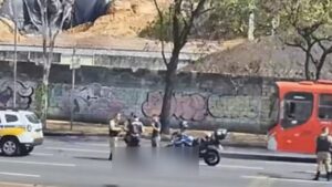 Mulher morre atropelada por moto na Avenida do Contorno, em BH - Foto: Reprodução/Redes Sociais