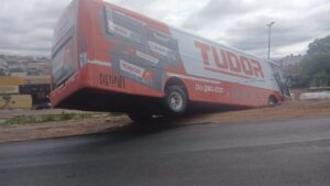 Ônibus fica dependurado em barranco após falha nos freios no Anel Rodoviário, em BH Ônibus fica dependurado em barranco após falha nos freios no Anel Rodoviário, em BH - Foto: Divulgação/CBMMG