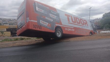 Ônibus fica dependurado em barranco após falha nos freios no Anel Rodoviário, em BH Ônibus fica dependurado em barranco após falha nos freios no Anel Rodoviário, em BH - Foto: Divulgação/CBMMG
