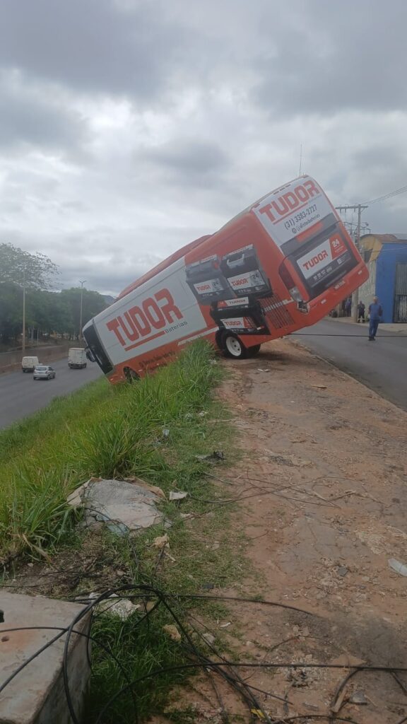 Ônibus fica dependurado em barranco após falha nos freios no Anel Rodoviário, em BH 1 Ônibus fica dependurado em barranco após falha nos freios no Anel Rodoviário, em BH - Foto: Divulgação/CBMMG