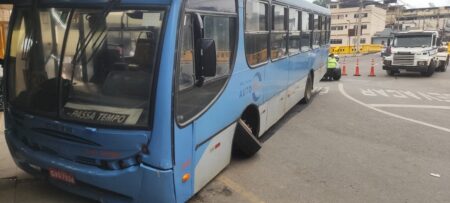 Homem é prensado por ônibus após falha mecânica em Ponte Nova - Foto: Divulgação/PMMG