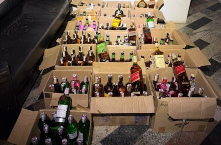 Operação apreende mais de 200 garrafas de bebidas adulteradas em Betim Operação apreende mais de 200 garrafas de bebidas adulteradas em Betim - Foto: Divulgação/PMMG