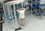 Ladrão atrapalhado fica preso em porta giratório após tentativa de roubo em MG - Foto: Reprodução/Câmera de segurança