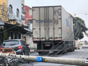 Caminhão arrasta fiação e derruba postes sobre carros em Contagem - Foto: Divulgação/CBMMG