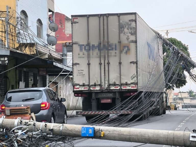 Caminhão arrasta fiação e derruba postes sobre carros em Contagem Caminhão arrasta fiação e derruba postes sobre carros em Contagem - Foto: Divulgação/CBMMG