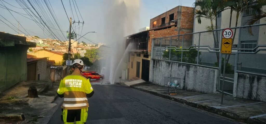 Rompimento de adutora alaga casa e deixa família ilhada em Contagem Rompimento de adutora alaga casa e deixa família ilhada em Contagem - Foto: Divulgação/Corpo de Bombeiros