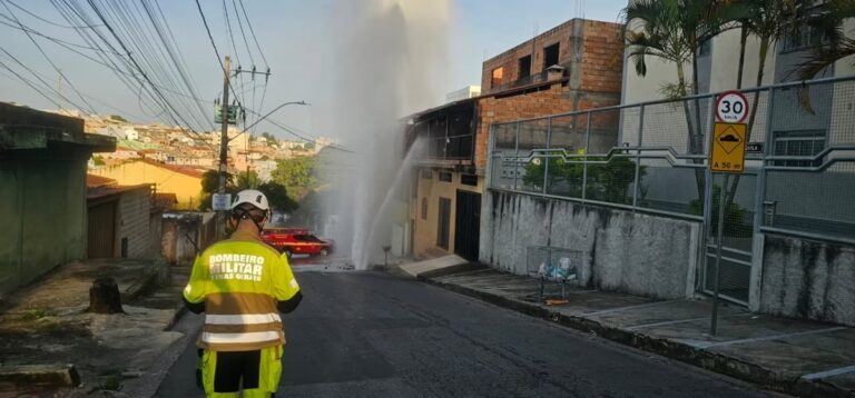 Rompimento de adutora alaga casa e deixa família ilhada em Contagem Rompimento de adutora alaga casa e deixa família ilhada em Contagem - Foto: Divulgação/Corpo de Bombeiros