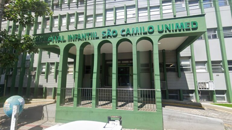 Discussão por buzina termina em esfaqueamento em frente a hospital de BH Discussão por buzina termina em esfaqueamento em frente a hospital de BH - Foto: Reprodução/Google Maps
