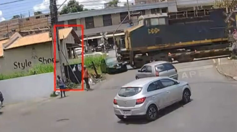 Trem atinge carro com quatro pessoas em Sarzedo - Foto: Reprodução/Redes Sociais