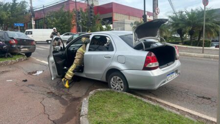 Acidente entre carros deixa feridos na Avenida Barão Homem de Melo, em BH Acidente entre carros deixa feridos na Avenida Barão Homem de Melo, em BH - Foto: Divulgação/CBMMG