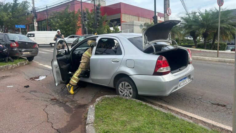 Acidente entre carros deixa feridos na Avenida Barão Homem de Melo, em BH - Foto: Divulgação/CBMMG