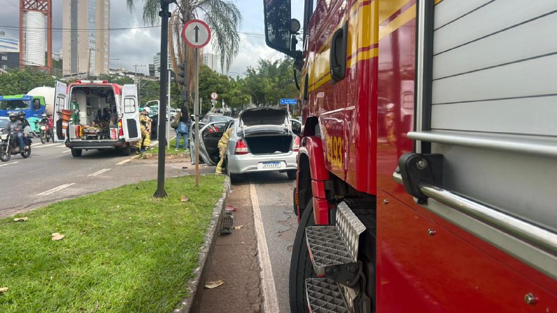 Acidente entre carros deixa feridos na Avenida Barão Homem de Melo, em BH - Foto: Divulgação/CBMMG
