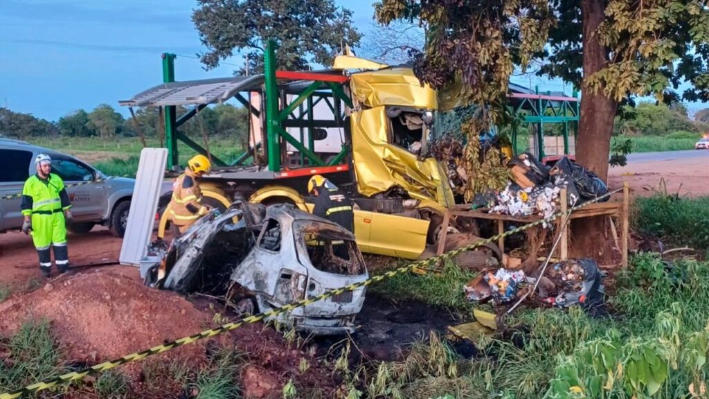 Casal e duas crianças morrem carbonizados em acidente na BR-040, em João Pinheiro - Foto: Divulgação