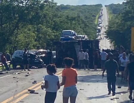 Engavetamento com 9 veículos deixa vítimas na BR-135, em Engenheiro Navarro - Foto: Reprodução/Redes Sociais