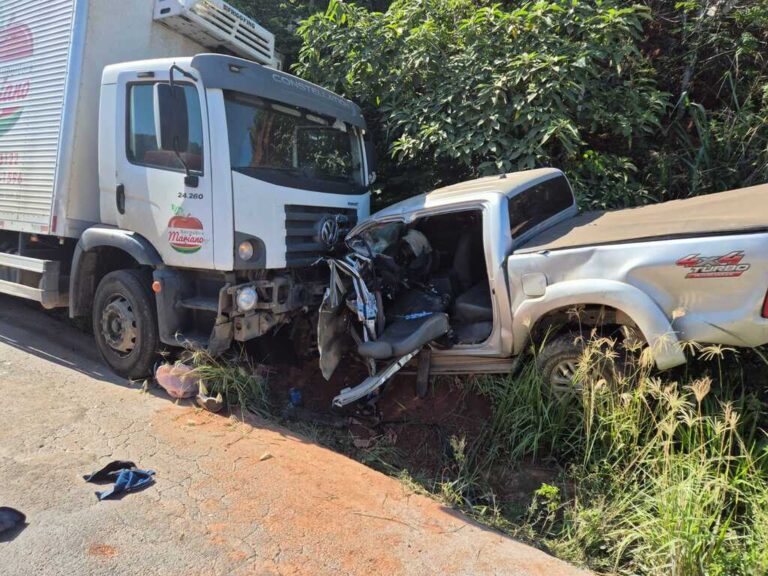 Acidente entre carreta, carro e caminhonete deixa feridos na BR-262, em São Domingos do Prata - Foto: Reprodução