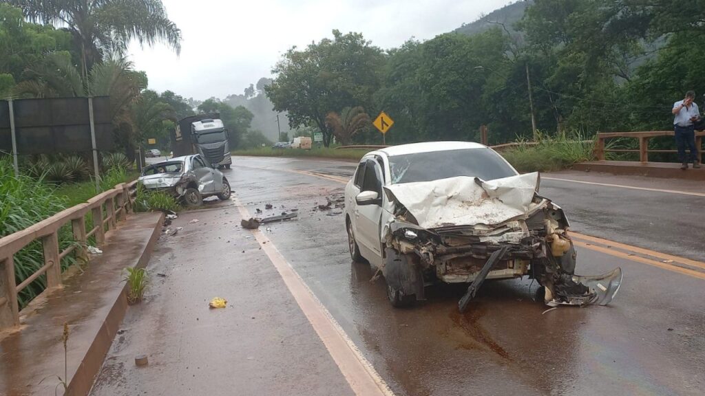 Acidente com carreta e carros deixa cinco vítimas na BR-356, em Itabirito - Foto: Divulgação/CBMMG