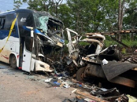 Três pessoas morrem após acidente entre ônibus e caminhão na BR-365, em Buritizeiro Três pessoas morrem após acidente entre ônibus e caminhão na BR-365, em Buritizeiro - Foto: Divulgação/CBMMG