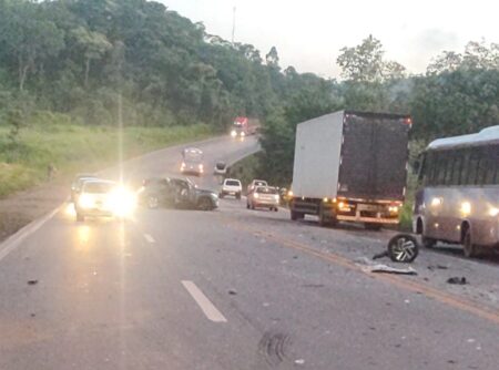 Acidente entre carros deixa um morto e cinco feridos na BR-040, em Conselheiro Lafaiete Acidente entre carros e caminhão deixa um morto e cinco feridos na BR-040, em Conselheiro Lafaiete - Foto: Reprodução/Redes Sociais