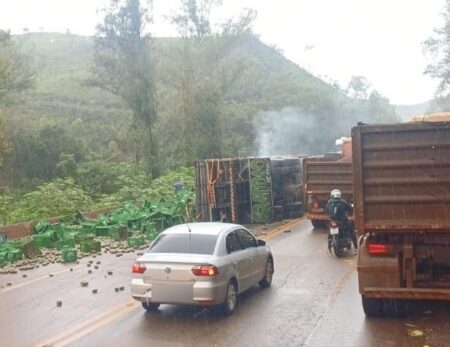Caminhão tomba, deixa ferido e interdita BR-040, em Itabirito Caminhão tomba, deixa ferido e interdita BR-040, em Itabirito - Foto: Reprodução/Redes Sociais