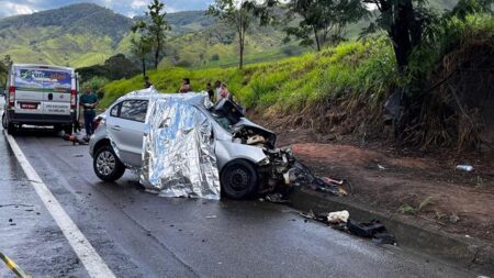 Três pessoas morrem após acidente entre carro e carreta na BR-116, em Fervedouro Três pessoas morrem após acidente entre carro e carreta na BR-116, em Fervedouro - Foto: Divulgação/Portal Miradouro