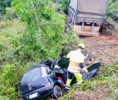 Três pessoas morrem em acidente entre carro e carreta na BR-251, em Francisco Sá Três pessoas morrem em acidente entre carro e carreta na BR-251, em Francisco Sá - Foto: Divulgação