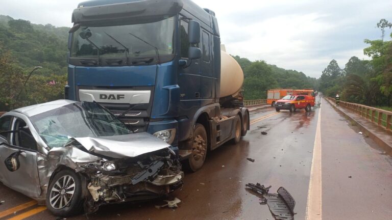 Acidente com carreta e carros deixa cinco vítimas na BR-356, em Itabirito - Foto: Divulgação/CBMMG