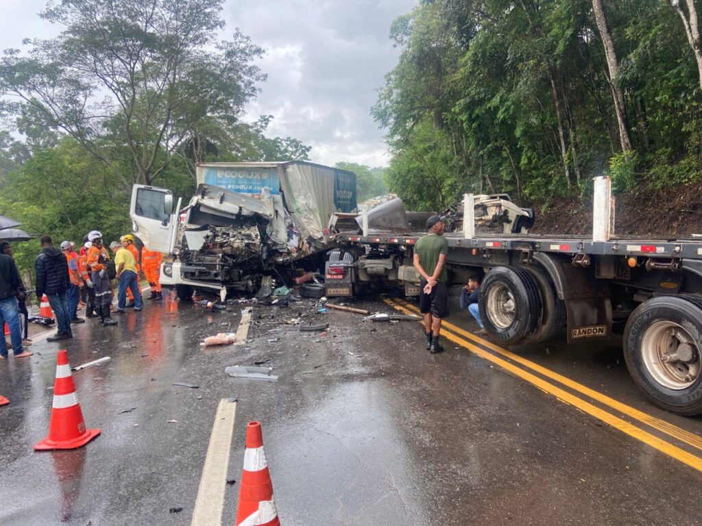 Acidente entre caminhão e carreta na BR-381 deixa vítima em estado grave - Foto: Divulgação/CBMMG