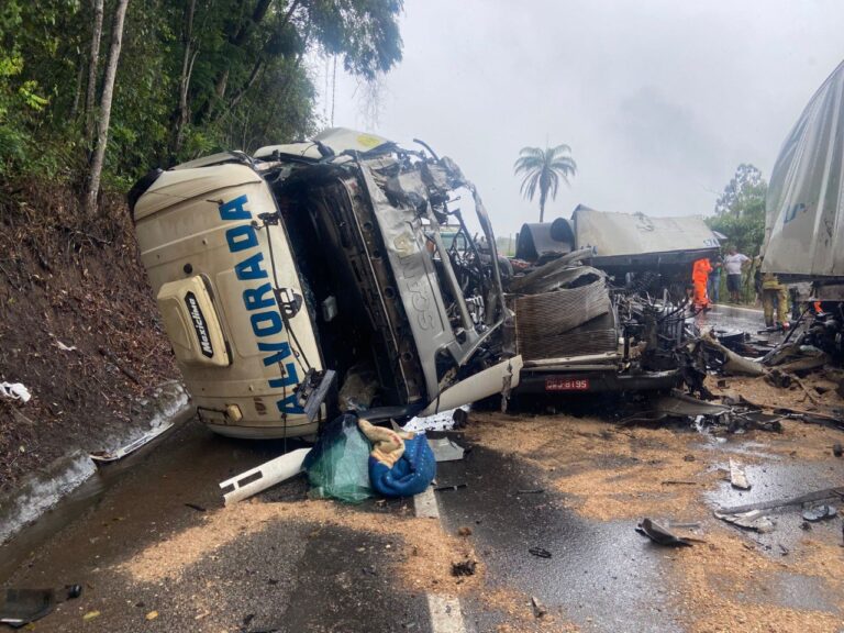 Acidente entre caminhão e carreta na BR-381 deixa vítima em estado grave - Foto: Divulgação/CBMMG