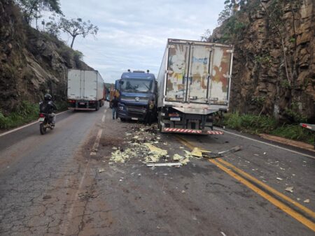 Homem fica preso às ferragens após acidente entre dois caminhões na BR-381, em Caeté Homem fica preso às ferragens após acidente entre dois caminhões na BR-381, em Caeté - Foto: Divulgação/CBMMG