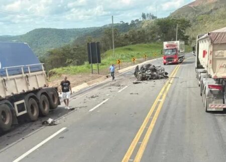 Homem morre após acidente frontal na BR-381, em Nova Era Homem morre após acidente frontal na BR-381, em Nova Era - Foto: Reprodução/Redes Sociais