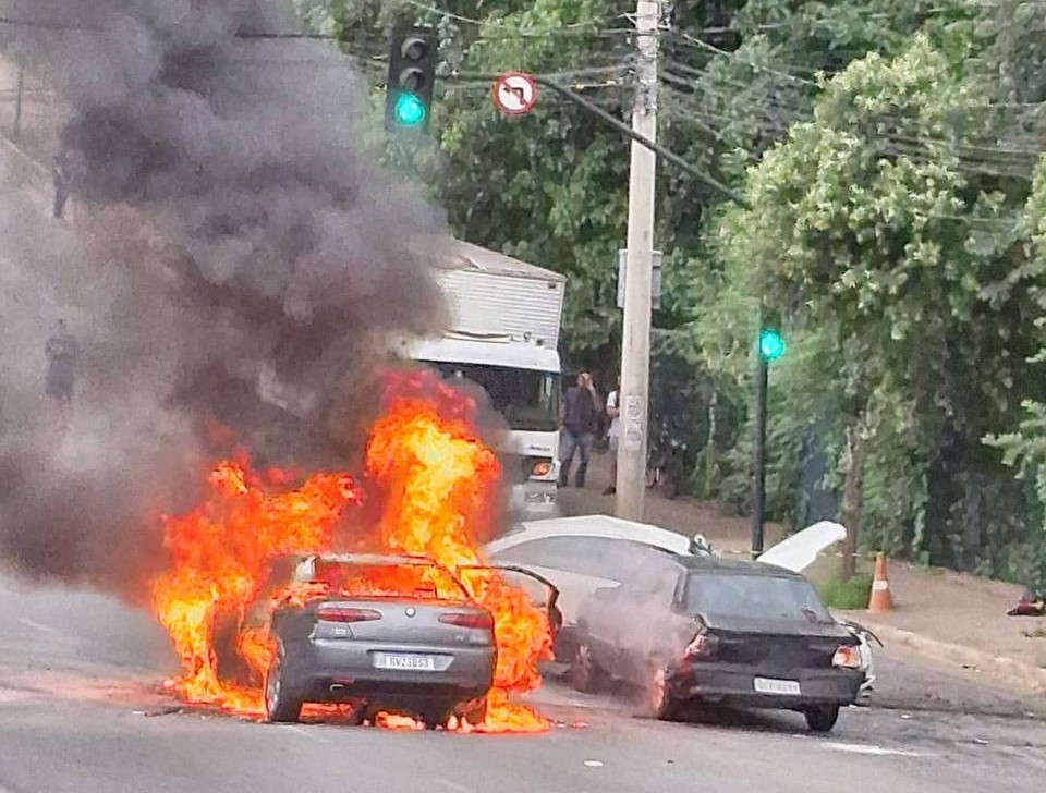 Caminhão sem freios, atinge carros e deixa vítima presa às ferragens em Contagem - Foto: Divulgação/CBMMG
