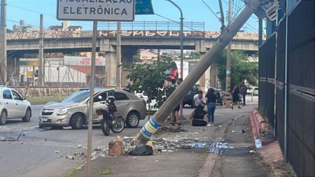 Motorista com sinais de embriaguez atinge e derruba poste na Avenida Cristiano Machado, em BH - Foto: Divulgação/CBMMG