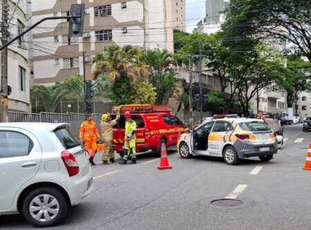 Idosa fica ferida após acidente entre carros no bairro Sion, em BH - Foto: Divulgação/BHTrans