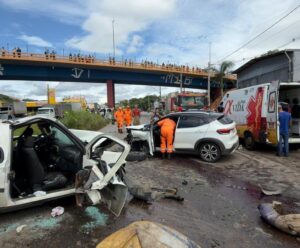 Acidente entre carros deixa morto e ferido na Via Expressa de Contagem Acidente entre carros deixa morto e ferido na Via Expressa de Contagem - Foto: Divulgação/CBMMG